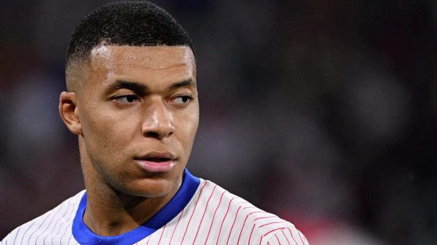«Почему я встреваю в какую-то фигню?»: Мбаппе толкнул Самойлову в Париже