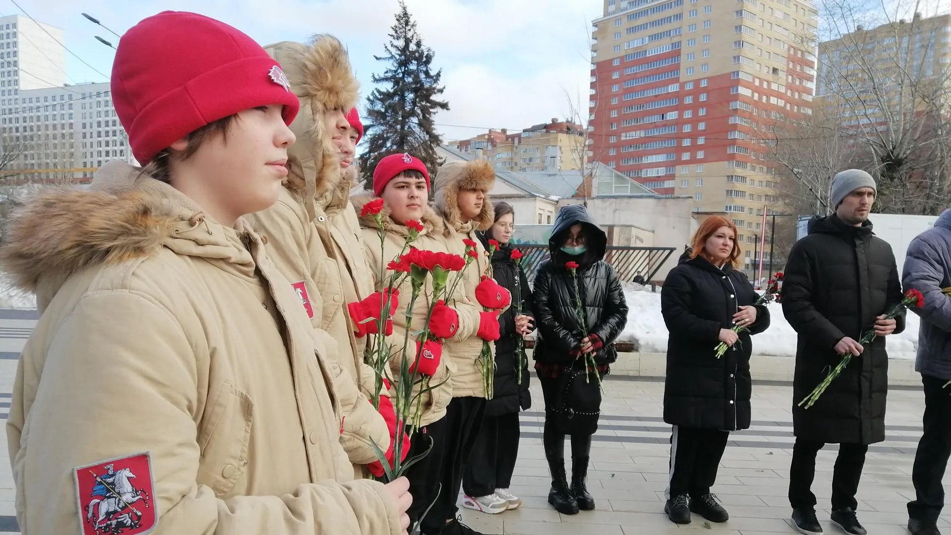 Молодежь Котельников возложила цвета к мемориалу «Журавли»