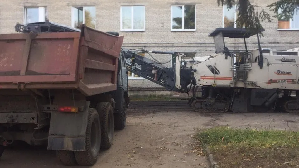 Асфальт начали ремонтировать на территории Климовской горбольницы в Подольске