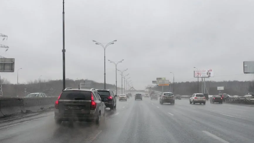 В Москве из-за ливня перекрыли движение на внешней стороне МКАД