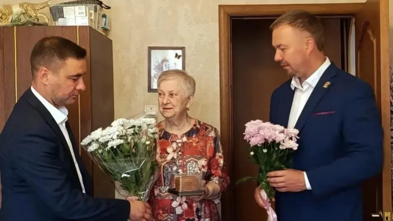 В Химках поздравили труженицу тыла с 97-летием