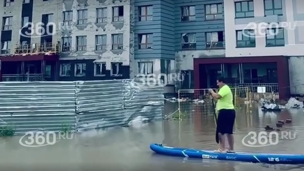 «Самое то»: жители Красногороска из-за мегаливня перемещаются по городу на сапах