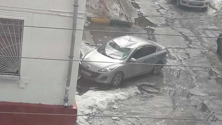 В Подольске глыба льда упала с крыши здания и повредила припаркованную иномарку