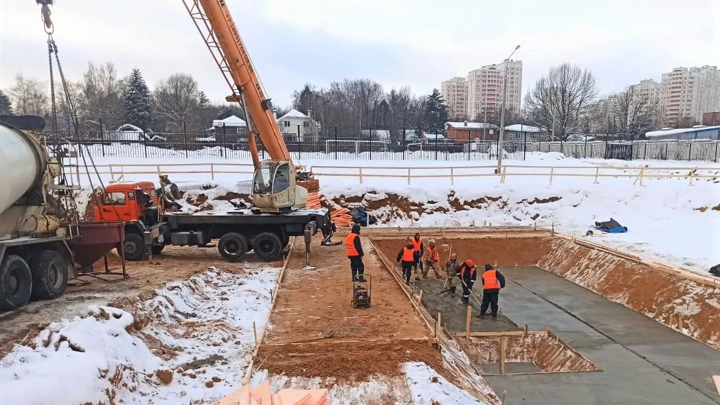 В Красногорске приступили к устройству фундамента школьной пристройки
