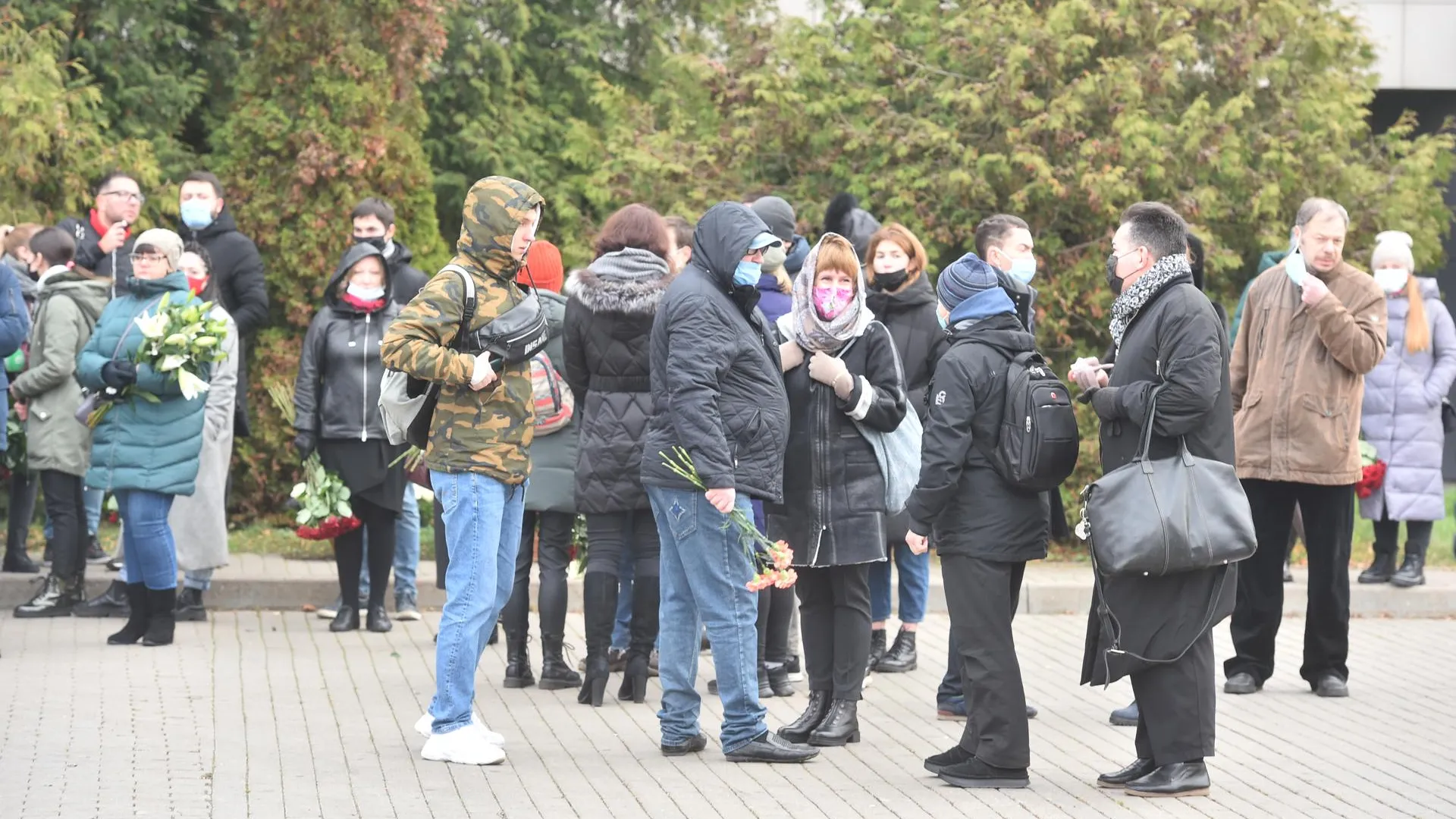 Поклонники ведущего Колтового собрались на церемонию прощания с ним в Балашихе