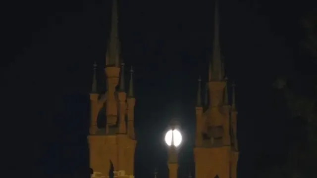 Фото: самарец снял Осетровую Луну над католическим костелом