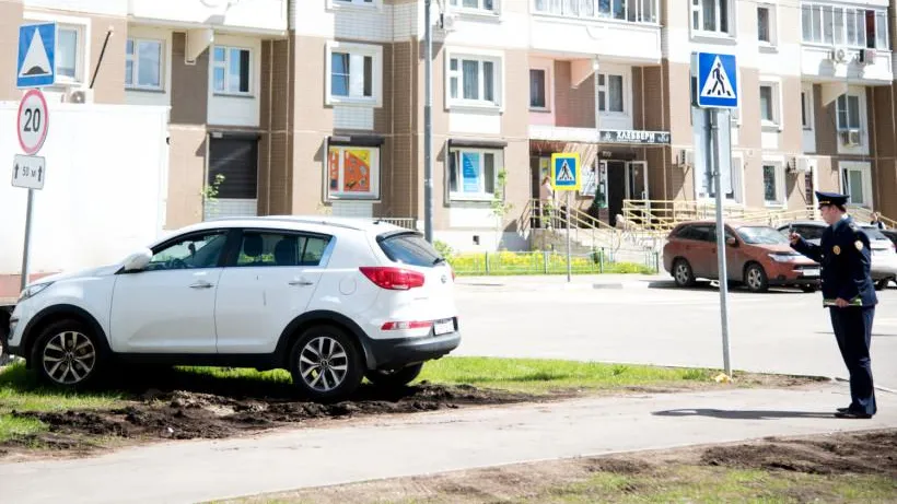 Газоны и детские площадки в Подмосковье ограждают от автомобилей