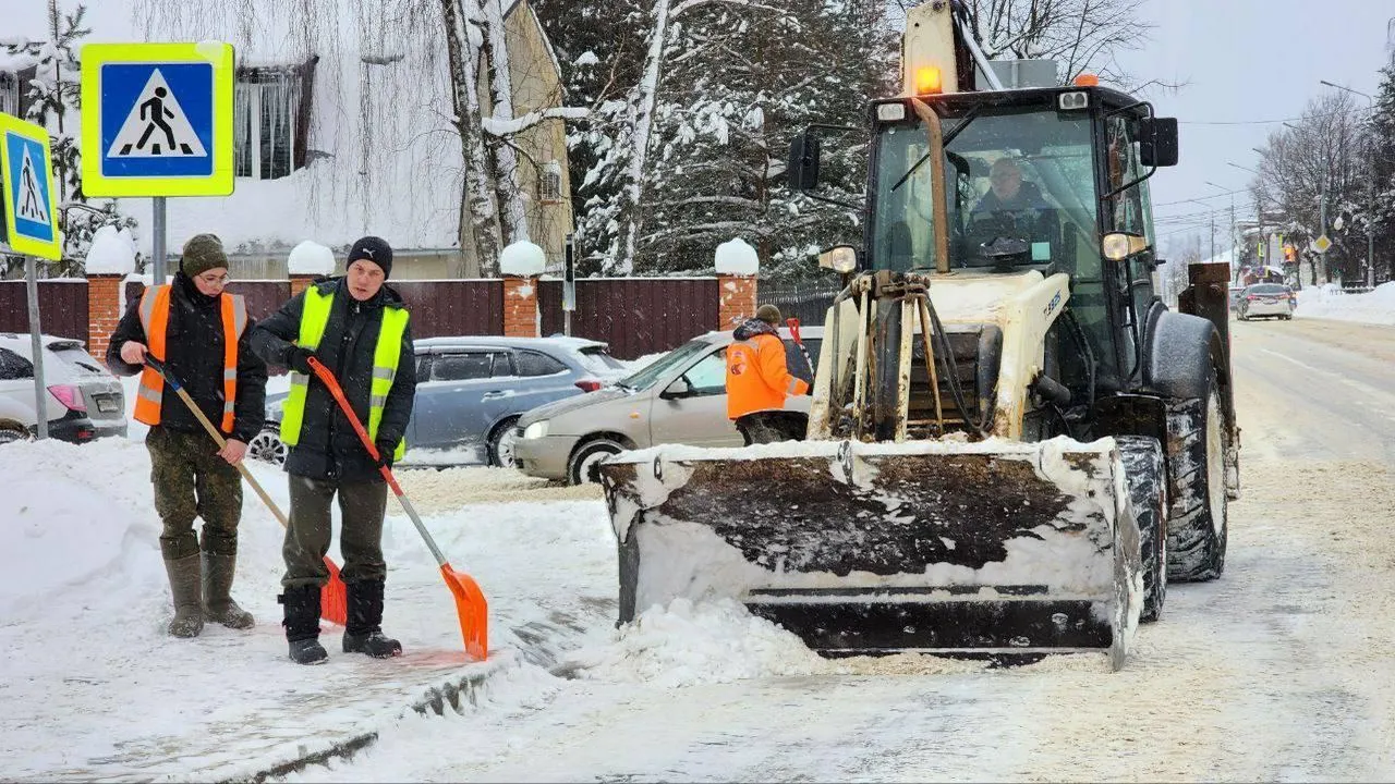 Около 500 единиц спецтехники очищают дороги Подмосковья во время снегопада