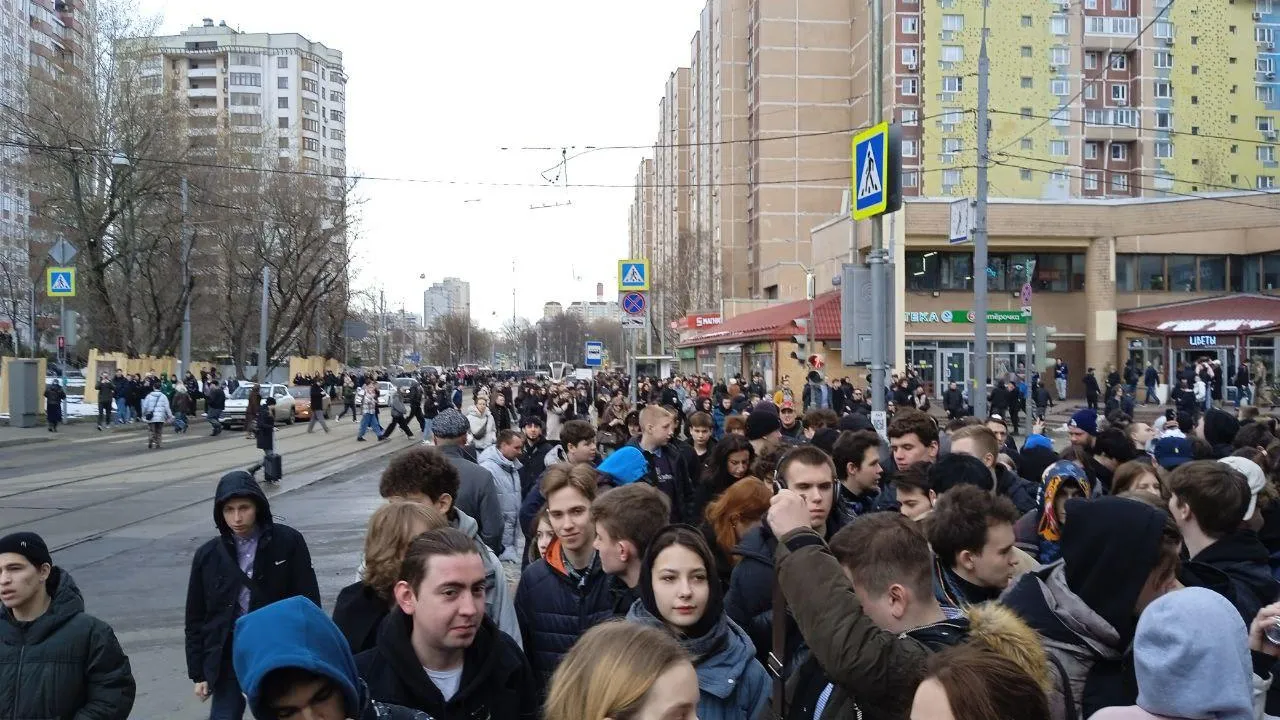 Сотни молодых людей людей пришли на прощание с Пашей Техником в Лефортово