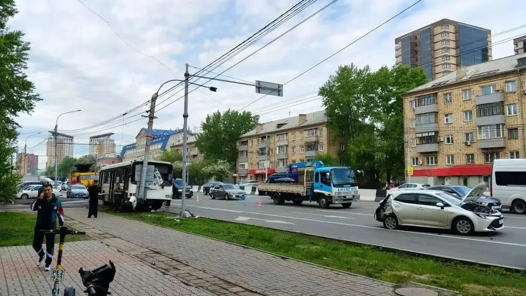 Всех разбросало: видео из салона автобуса, попавшего в аварию в Красноярске
