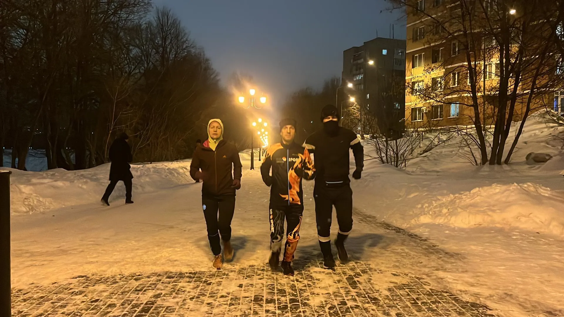 В парке «Заречная» в Балашихе прошел вечерний забег «В закат»