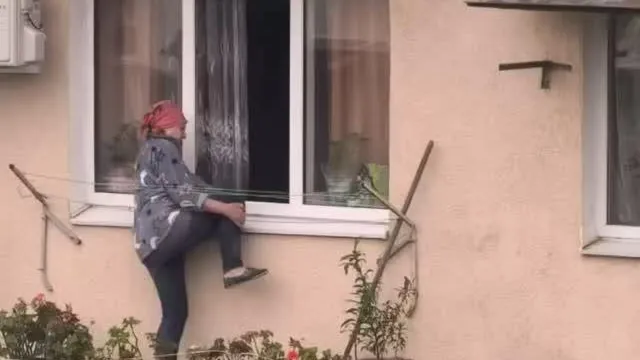 «Вот это растяжка»: бабушка-экстремалка развела сад на крыше чужого балкона