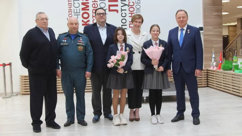 Двух подмосковных школьниц наградили медалями МЧС за спасение 3‑летнего мальчика