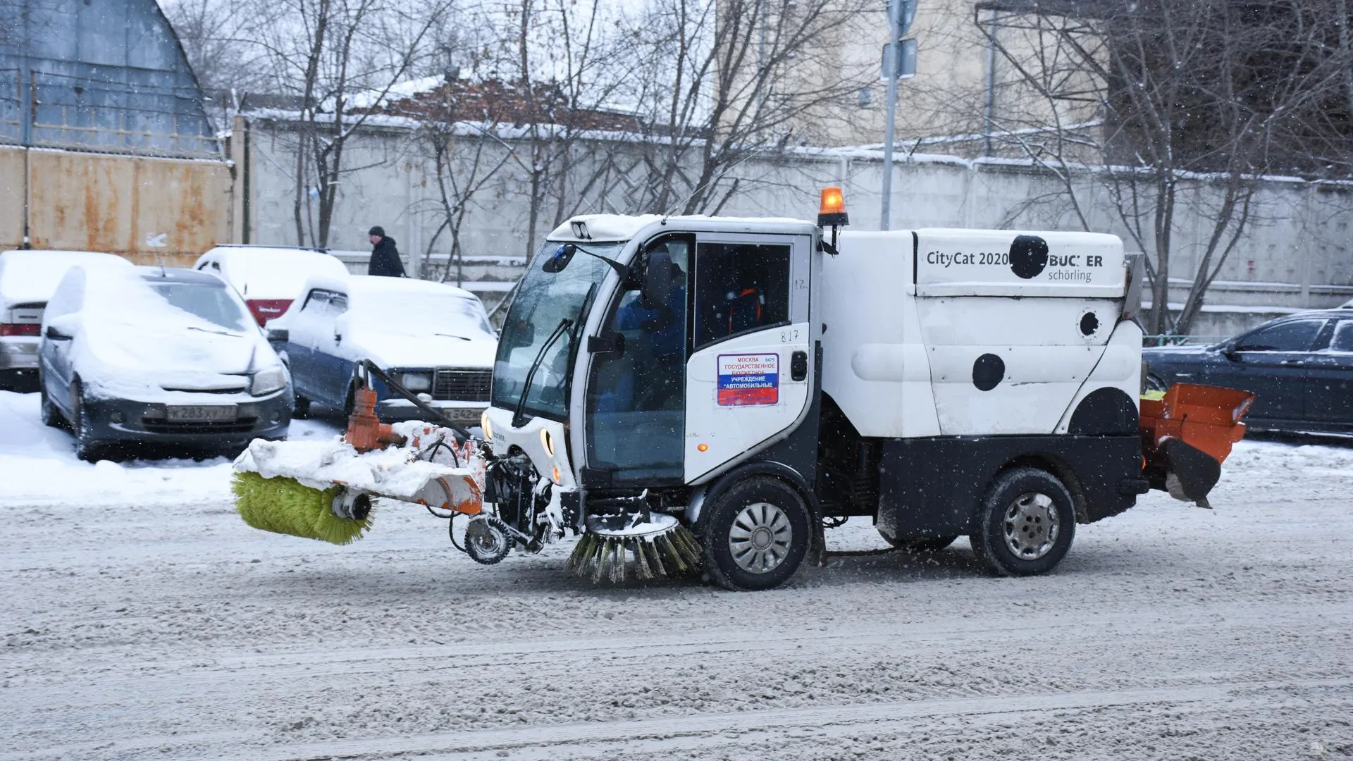 Дворы и пешеходные зоны в Подольске убирают от снега около 550 человек