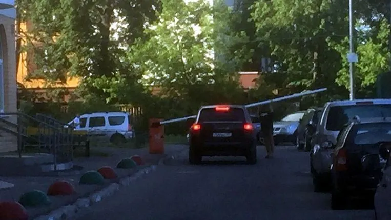Водитель автомобиля пытался сломать шлагбаум у детсада на улице Лукино в Балашихе