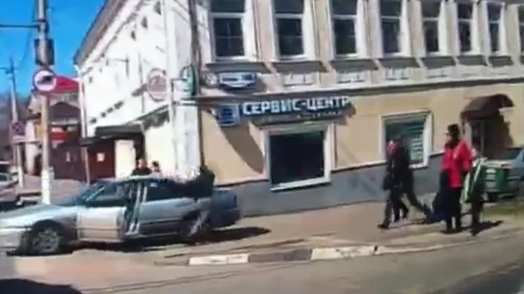 Автомобиль без водителя скатился на пешеходный переход в Подольске