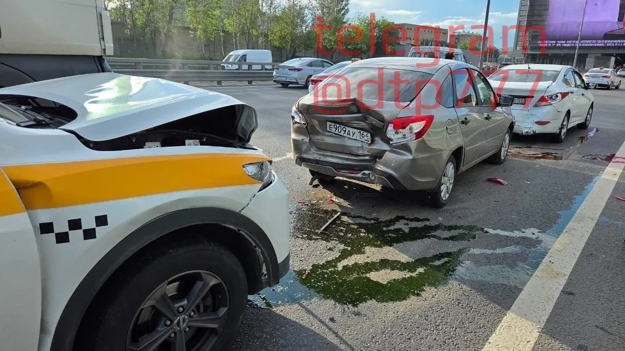Невнимательный таксист протаранил Lada и устроил тройное ДТП в Москве