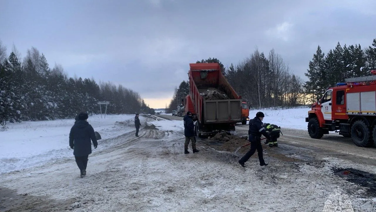 В Удмуртии после ДТП с нефтевозом случился разлив топлива на трассе