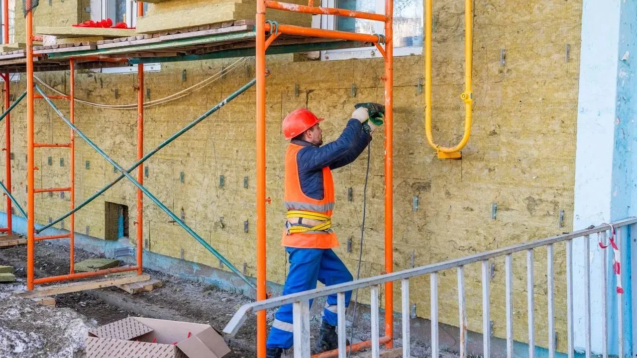 В Подмосковье начали капремонт домов по плану 2026 года