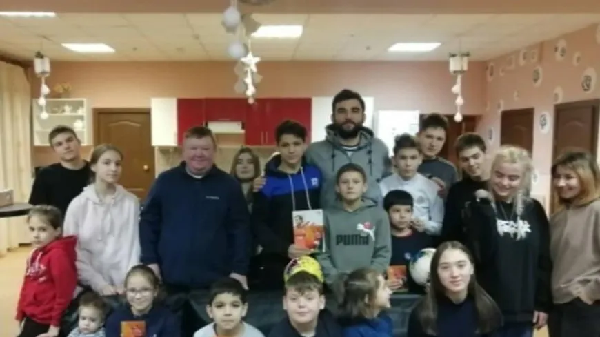 Футболист «Спартака» Джикия побывал в гостях у воспитанников детдома Балашихи