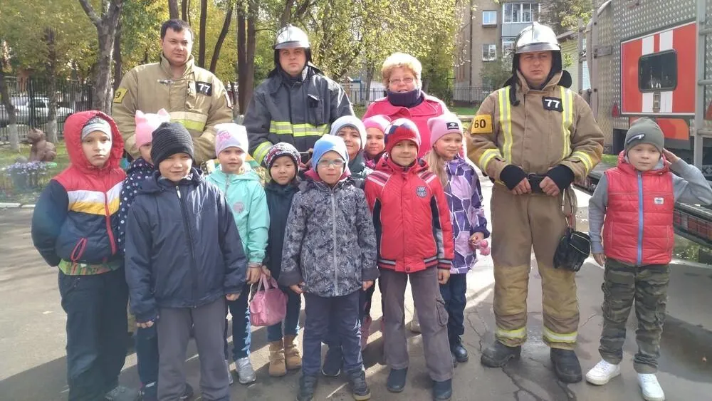 Огнеборцы Подольска рассказали воспитанникам детсада об особенностях своей профессии