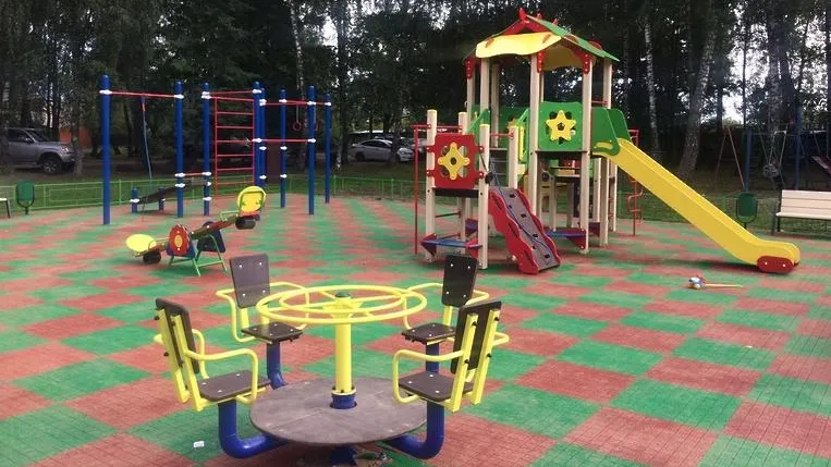 Более 30 опасных элементов демонтировали на детских площадках Мытищ после проверок