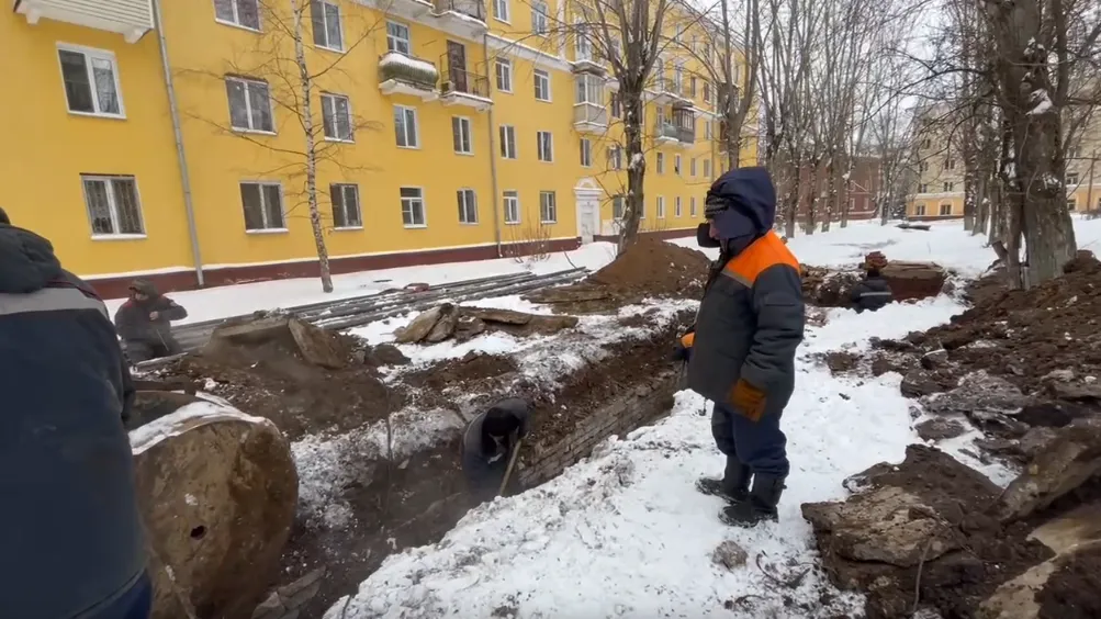 На улице Подольских Курсантов продолжается ремонт теплотрассы