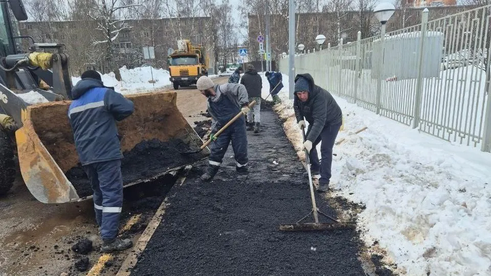 Разбитый тротуар оперативно восстановили в Звенигороде