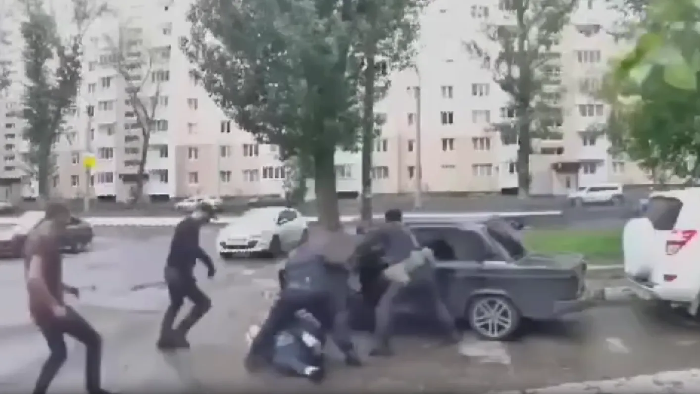 С ноги в голову: силовики жестко задержали троих кавказцев и попали на видео