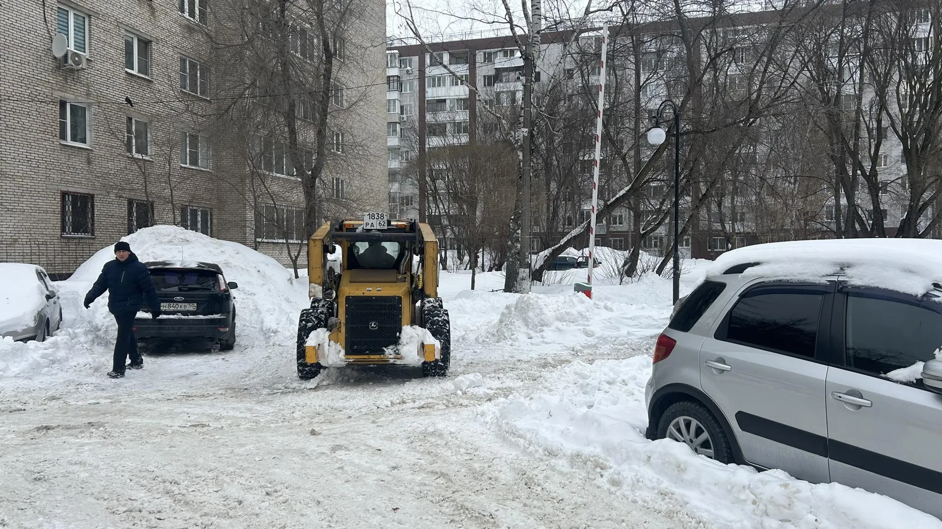 Коммунальные службы Подмосковья вывели 2,6 тыс техники на уборку снега