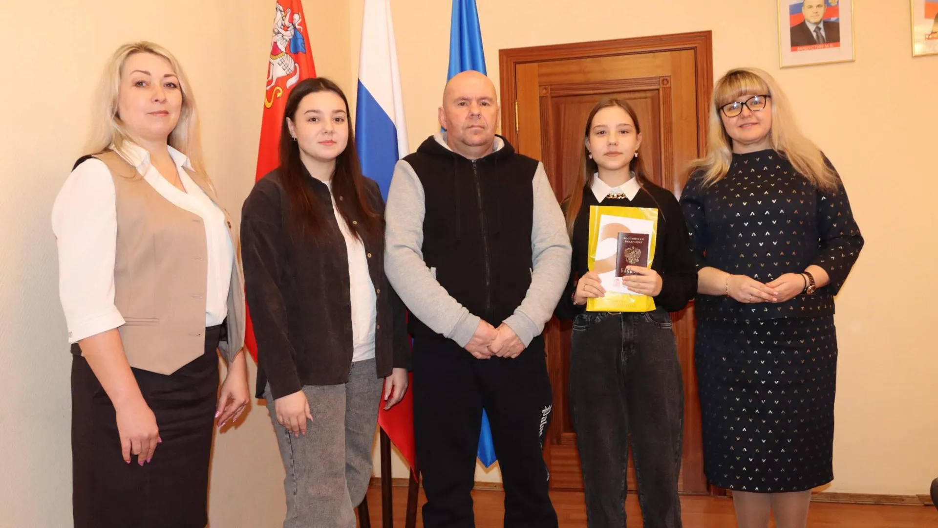 Школьница из Лотошина получила свой первый паспорт в торжественной обстановке