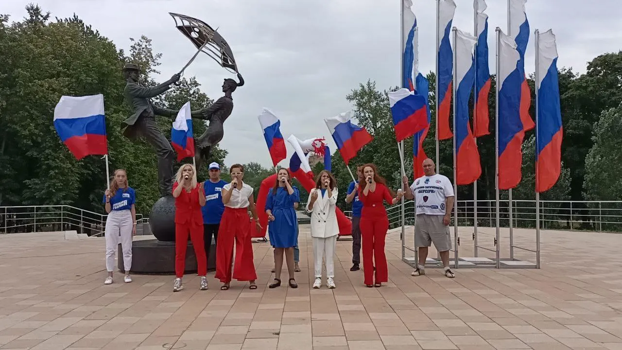 Флешмоб силового экстрима прошел в Люберцах в честь Дня флага РФ