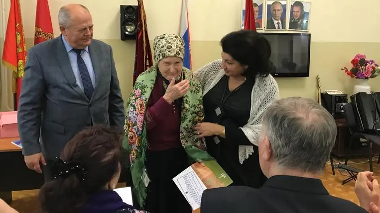 Более 200 пожилых жителей Подольска получили подарки от губернатора к юбилею в октябре