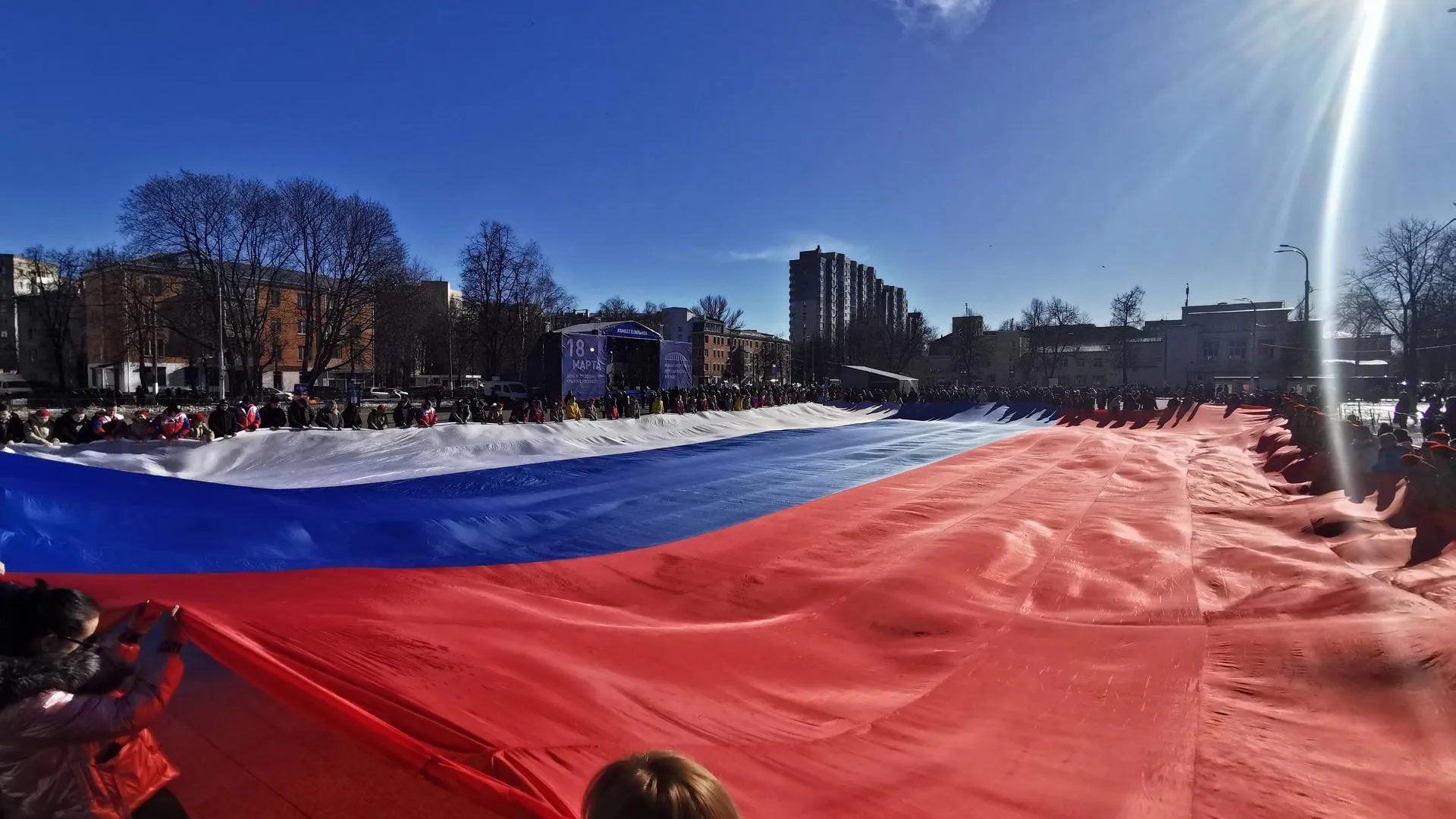 В Подольске развернули флаг площадью 1000 кв м в честь дня воссоединения Крыма с Россией
