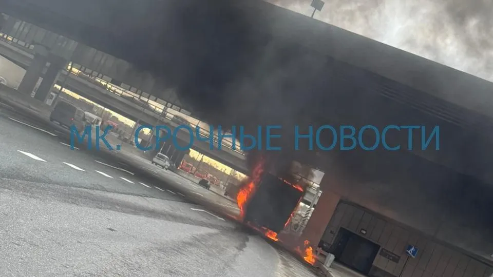 Автомобиль с газовыми баллонами загорелся на 13 км МКАД