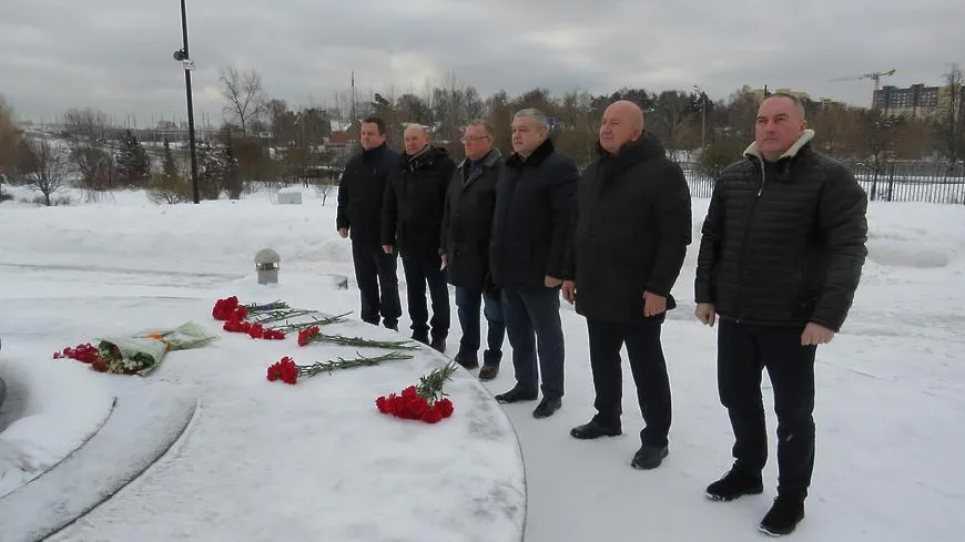 Цветы возложили к Вечному огню в Мытищах в память о павших воинах в Сталинградской битве