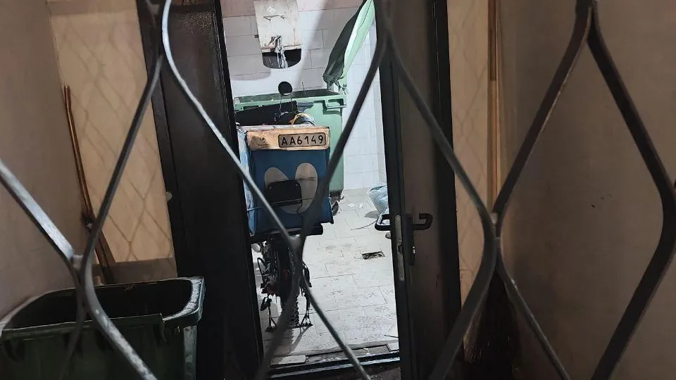 Что по санитарии? Курьеры бросают короба для еды в мусорокамерах дома в Строгине