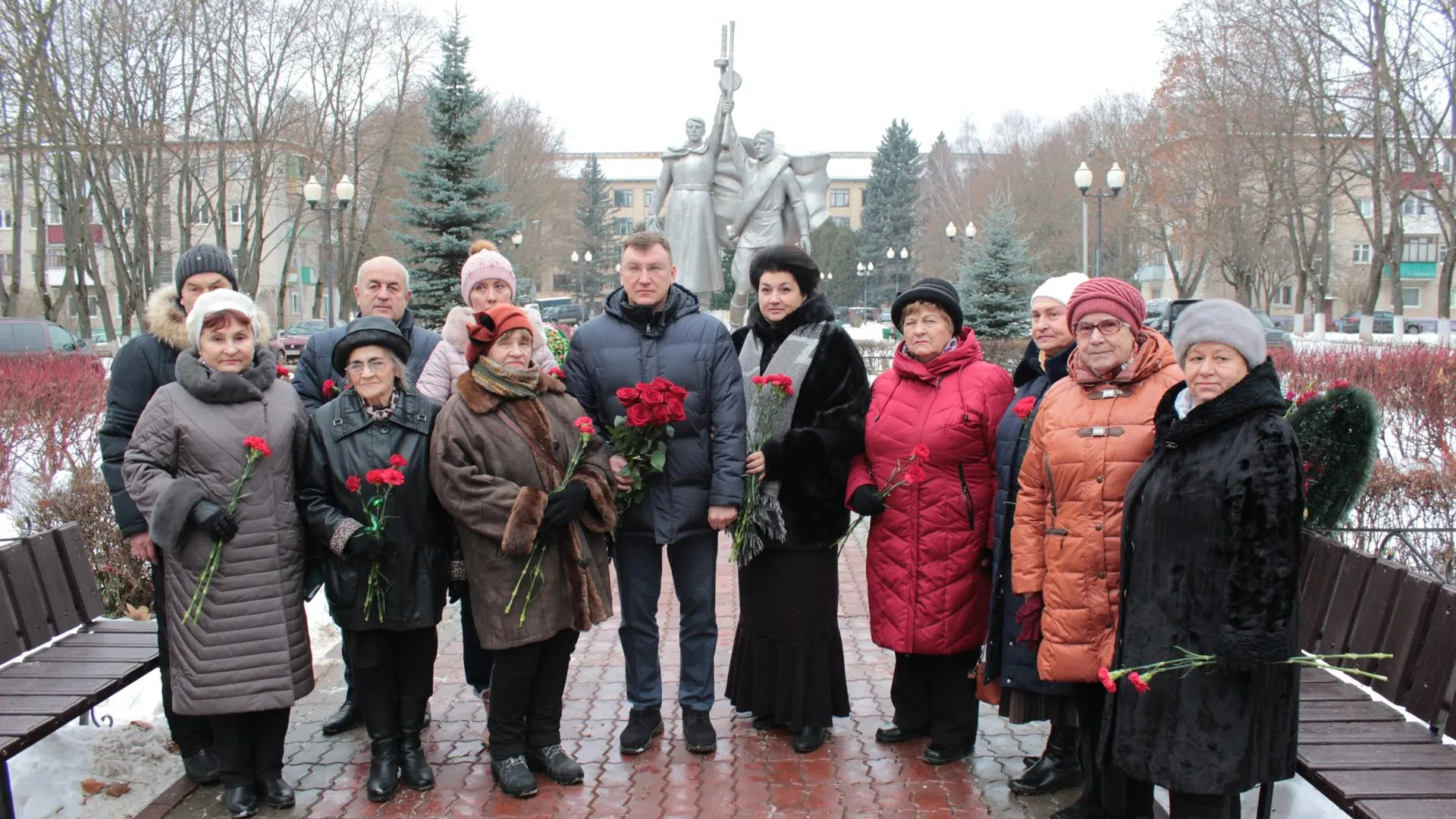 В поселке Подольска возложили цветы к памятнику погибшим в Великой Отечественной войне