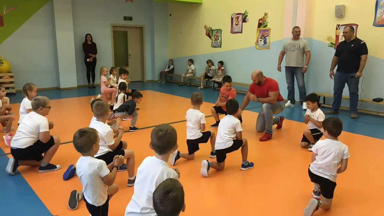 Спортсмены провели укрепляющую зарядку для воспитанников детсада Люберец