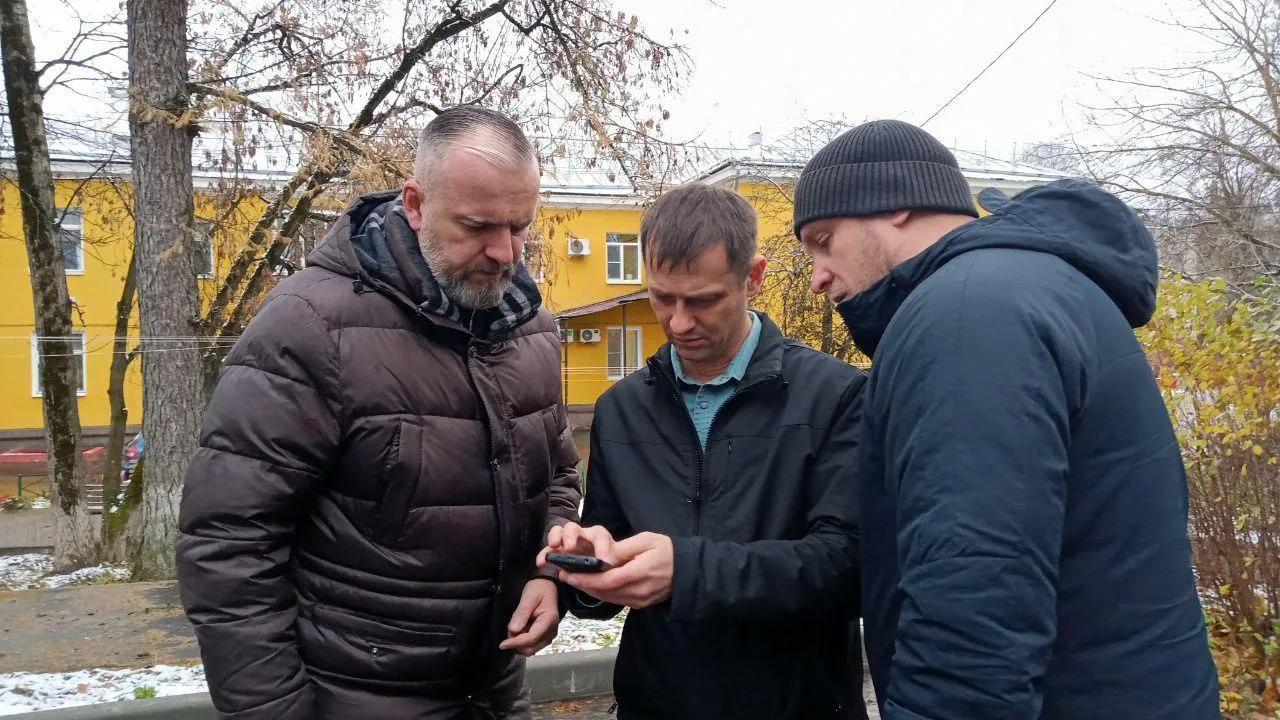 Заместитель главы Чехова проверил содержание дворовых территорий на улице Ильича