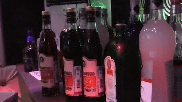 На складе в Волоколамске обнаружили около 30 тыс бутылок нелегального алкоголя