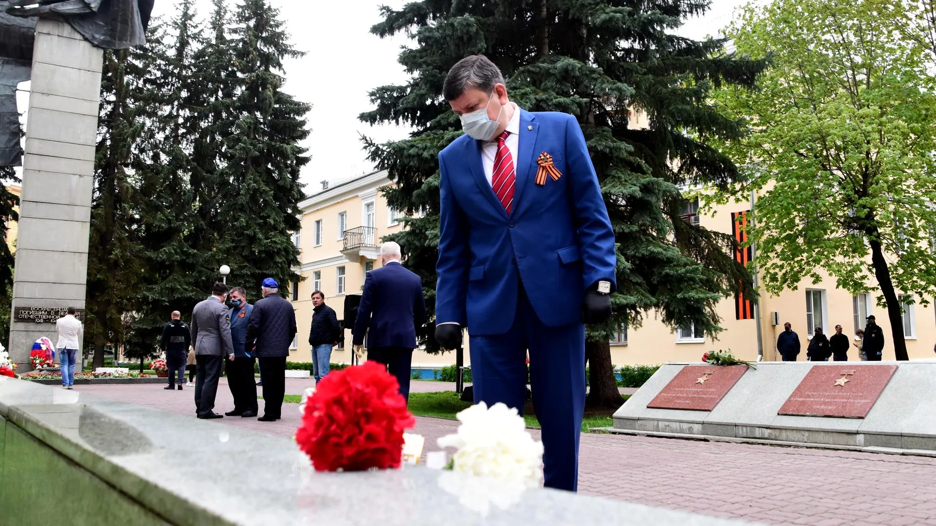 Глава Воскресенска Артур Болотников возложил цветы к мемориалу «Вечный огонь»