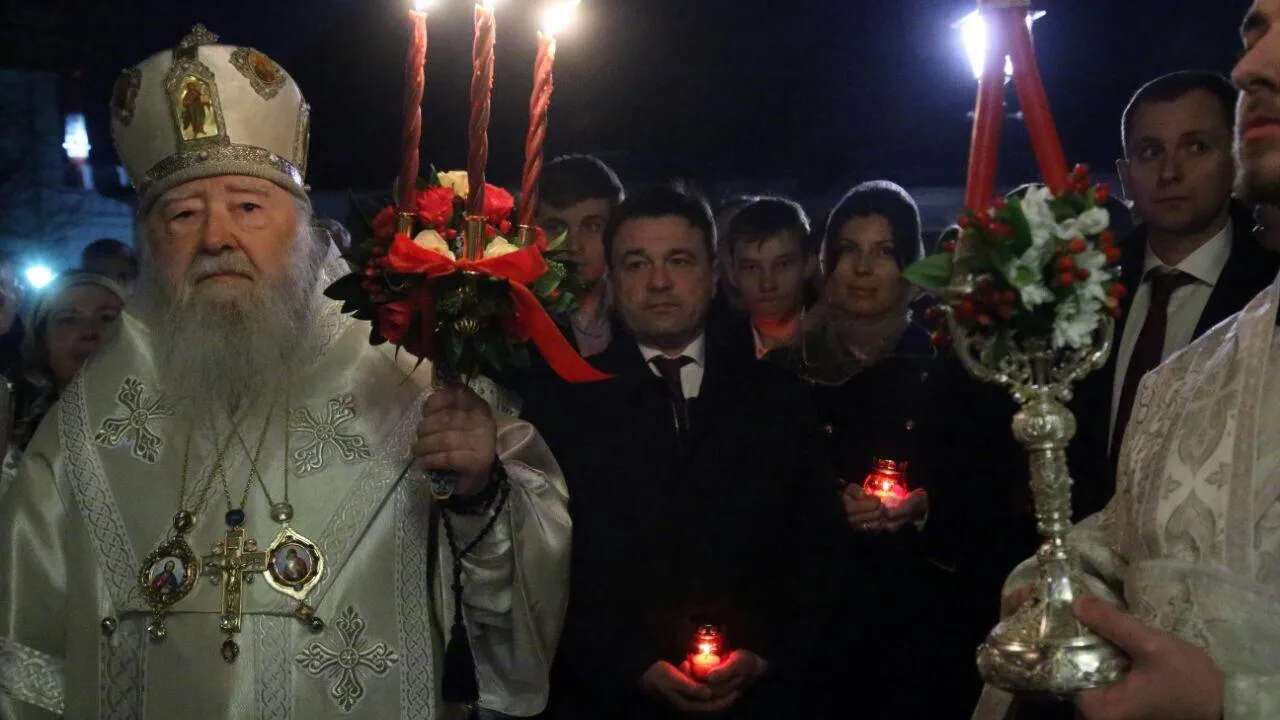 Воробьев посетил Пасхальную службу в Новодевичьем монастыре