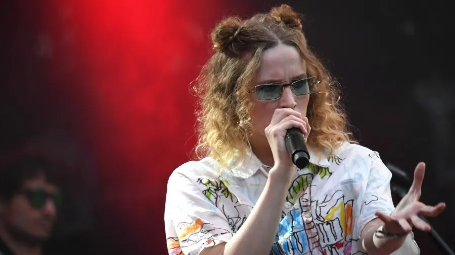 Австралия отказалась впустить Монеточку* на свою территорию