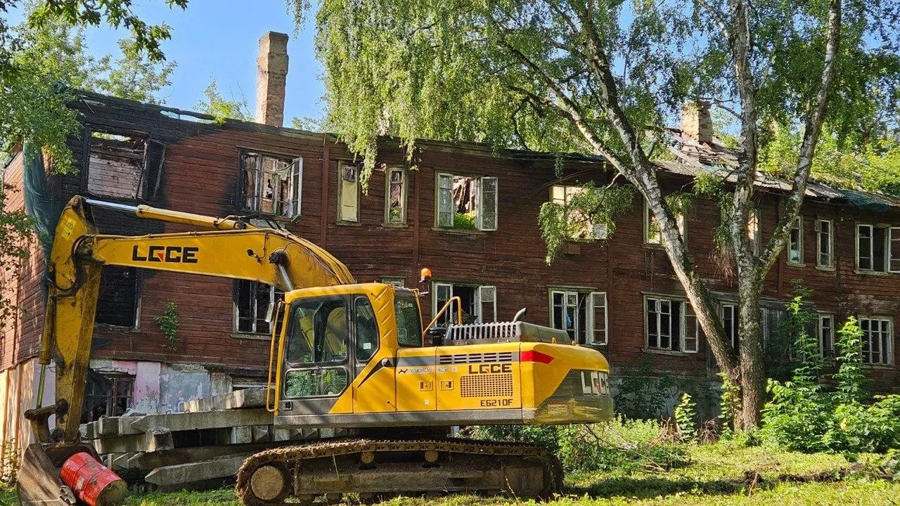 В Дмитрове стартовали работы по сносу двух аварийных жилых домов