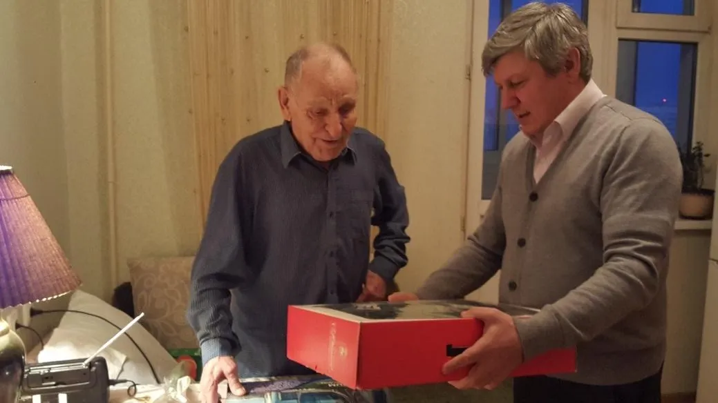 Труженик тыла из Подольска получил поздравительный адрес и подарки в честь 90‑летия