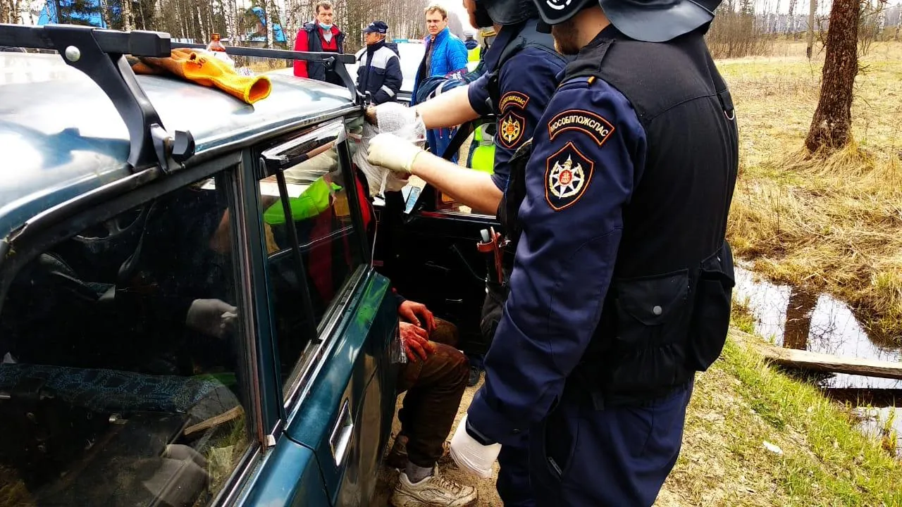 Спасатели оказали экстренную помощь пострадавшим в ДТП в Талдомском округе
