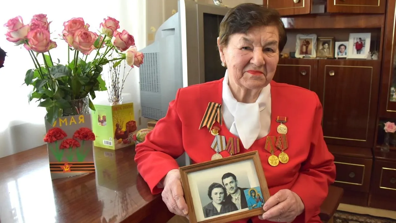 Зампрокурора Подмосковья поздравил 85‑летнюю жительницу Балашихи с предстоящим Днем Победы