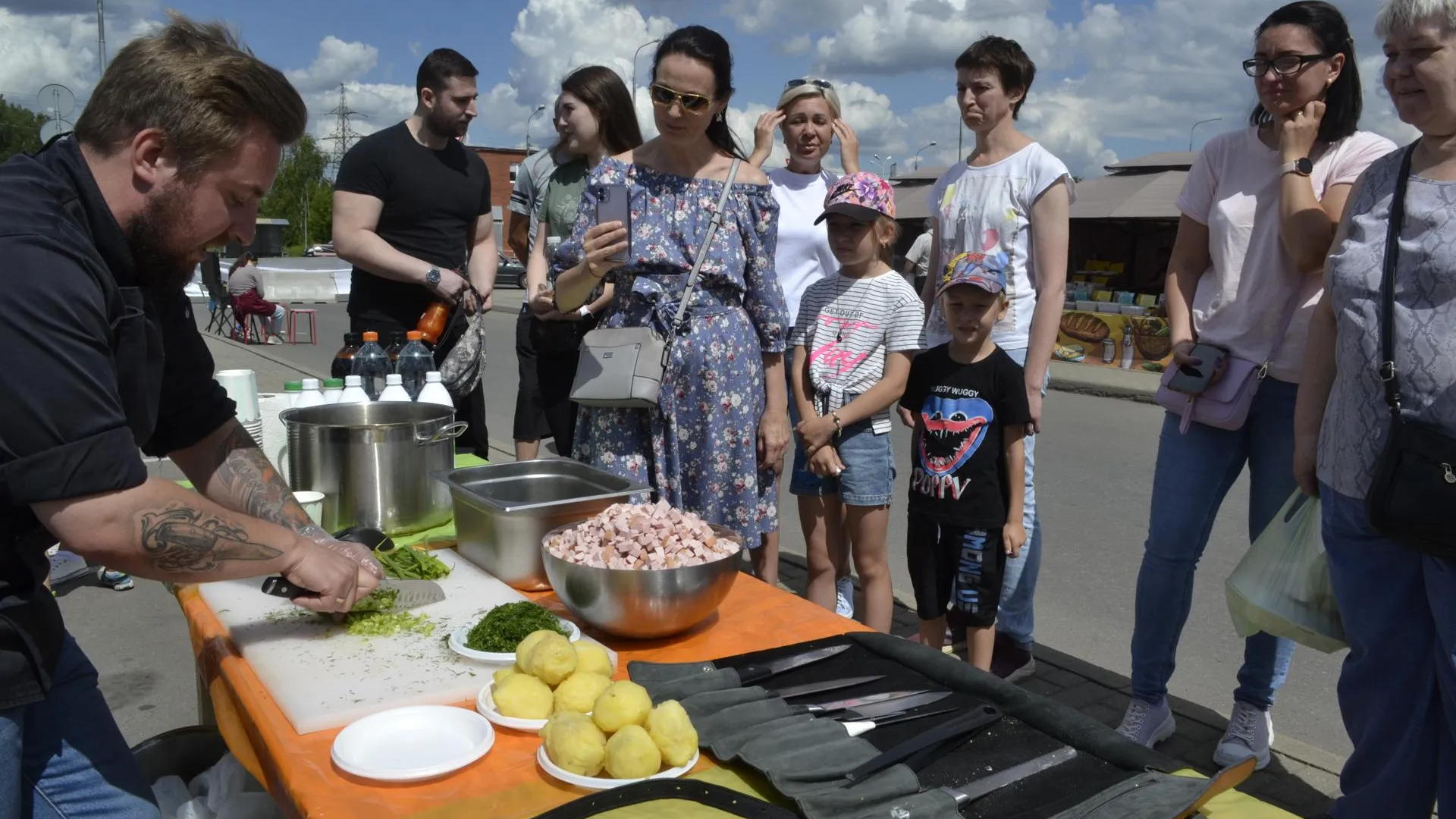 Три вида окрошки приготовили на гастрономическом фестивале в Балашихе