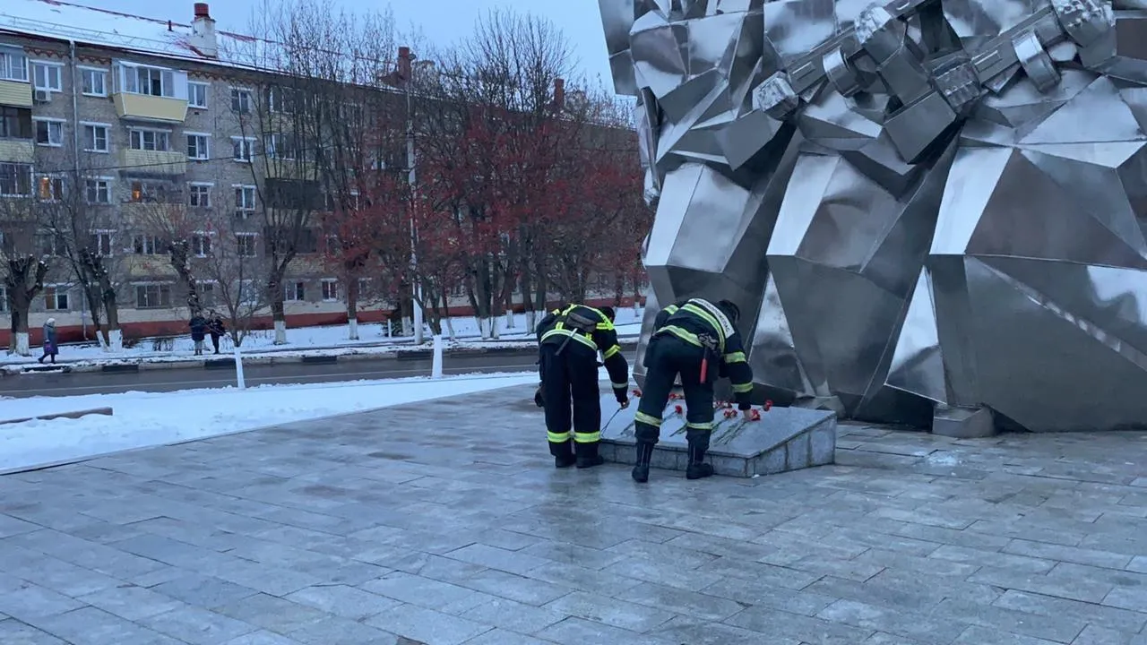 Пожарные возложили цветы к памятнику Подольским курсантам